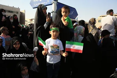 اجرای سرود «سلام فرمانده» با حضور دهه هشتادی و نودی ها در عرصه میدان شهدا مشهد