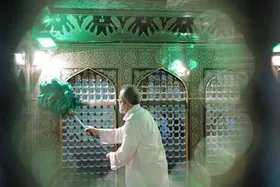 ویدئو | لحظاتی از غبارروبی مضجع مطهر حرم امام رضا (ع) توسط سیدابراهیم رئیسی