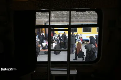 ورود مسافران نوروزی به مشهد از راه آهن