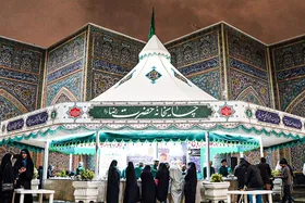 ویدئو | پذیرایی خادمان چایخانه حرم رضوی از زائران در شب عید غدیر