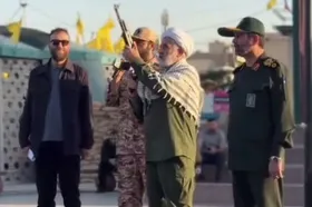ویدئو | لحظه شلیک حجت&zwnj;الاسلام حسین طائب در آیین افتتاح پایگاه آموزش نظامی جانفدا