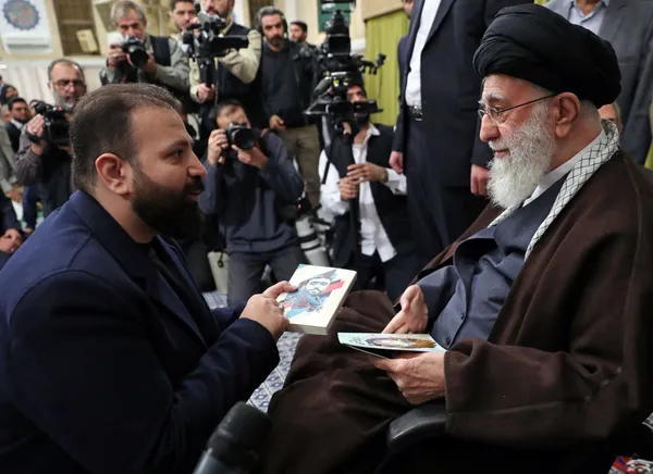 دیدار شاعران با رهبر انقلاب برگزار شد | آیت الله خامنه‌ای: شعر فارسی در جنگ رسانه ای، کم‌نظیر و قدرتمند است + فیلم و عکس