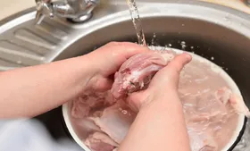 آیا باید مرغ را قبل از خوردن شست؟