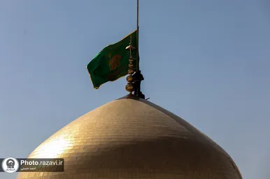 آیین تعویض پرچم گنبد حرم حضرت معصومه(س) و امام رضا (ع) به مناسبت آغاز دهه کرامت