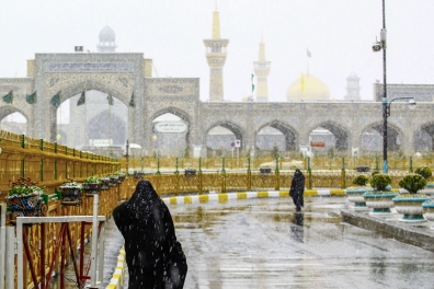 بارش برف در مشهد در آخرین روز‌های زمستان ۱۳۹۹ + تصاویر