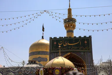 تعویض پرچم گنبد مطهر رضوی به احترام شهادت رئیس جمهور و هیات همراه