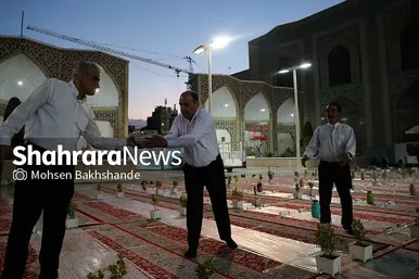 توزیع افطاری در باب الکاظم حرم مطهر امام رضا(ع)