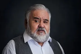 تندیس زنده یاد &laquo;اکبر عبدی&raquo; در مراسم چهلم&zwnj; اش رونمایی شد + تصاویر