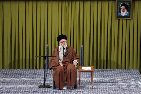 رهبر معظم انقلاب در دیدار معلمان: تشکر از معلم برای توجه دادن افکار عمومی به اهمیت معلم است + فیلم و تصاویر