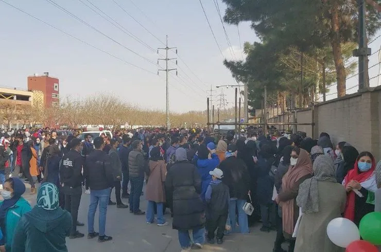 ممانعت از ورود بانوان بلیت به دست به ورزشگاه امام رضا(ع) + فیلم