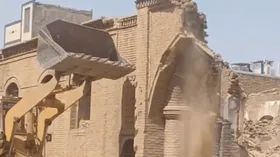 تخریب &laquo;کاروانسرای روس&zwnj;ها&raquo; بدون استعلام میراث فرهنگی | بولدوزر به جان تاریخ سبزوار افتاد + فیلم
