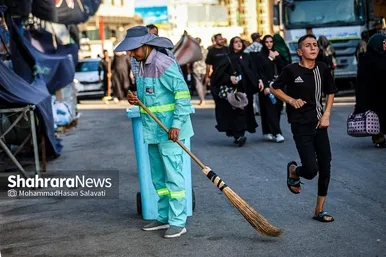 گزارش تصویری | نظافت مسیر زائران اربعین حسینی در نجف اشرف توسط پاکبانان مشهدی