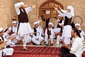درباره همراهی علی قمصری با نوازندگان موسیقی بومی مناطق خراسان