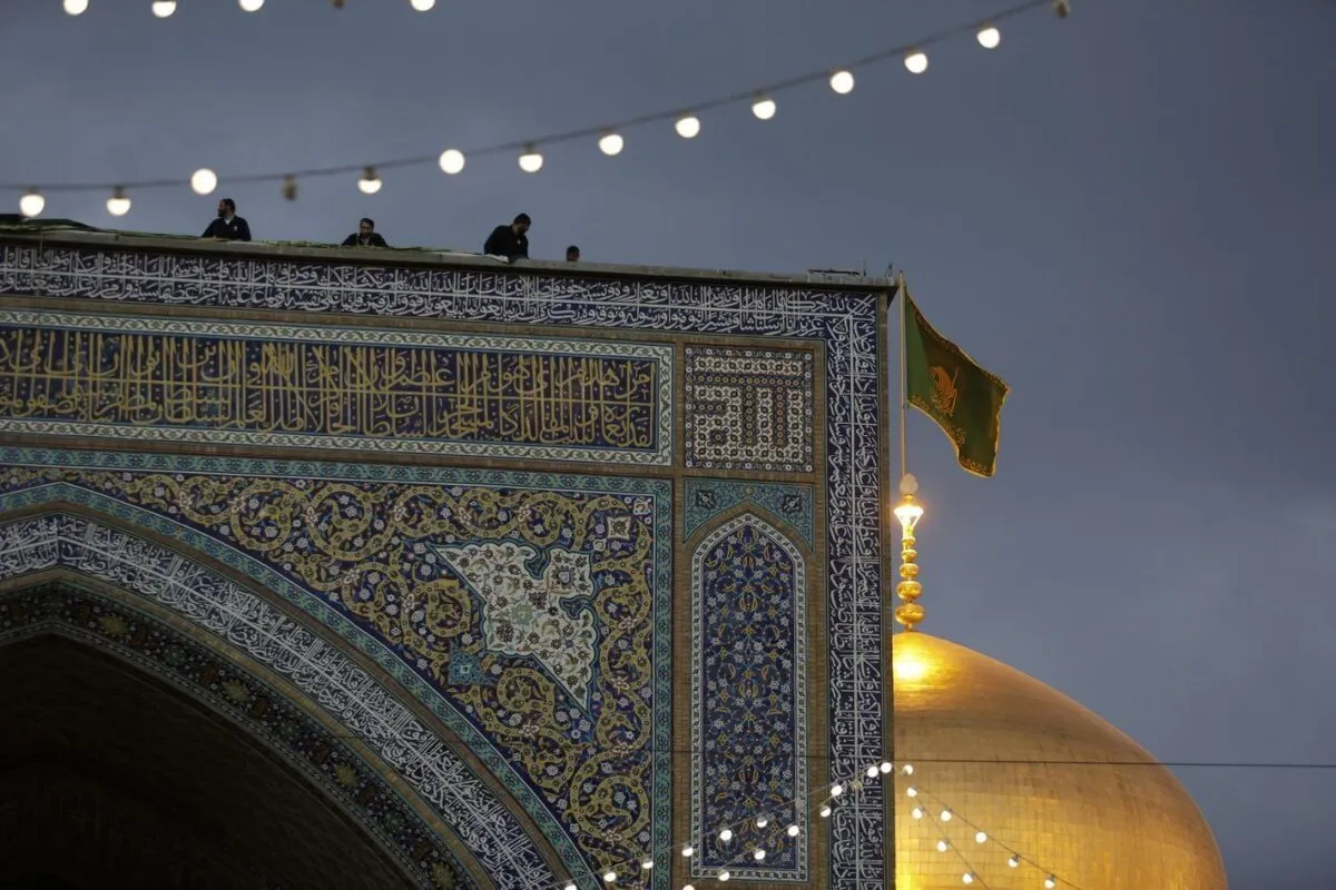 نصب کتیبه های ولادت امیرالمومنین علیه السلام در حرم مطهر رضوی+تصاویر