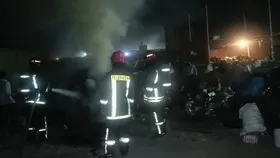 انبار ۵۰۰ متری ضایعات در مشهد شعله&zwnj;ور شد| چطور آتش&zwnj;نشانان از فاجعه جلوگیری کردند؟