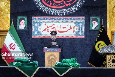 اهتزاز پرچم عزای حسینی بر فراز گنبد حرم رضوی
