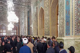 ویدئو | صف طولانی زائران حرم مطهر امام رضا(ع) برای حضور بر مزار مطهر &laquo;آقای شهید ایران&raquo; در رواق دارالذکر