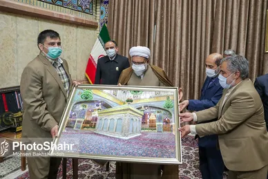 اهدای مدال‌های حسین رضازاده به موزه آستان قدس رضوی