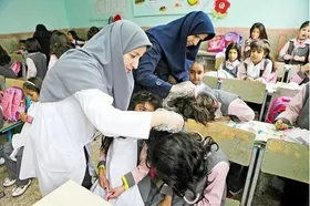 زن شپش&zwnj;گیر تهرانی از وضعیت بهداشت در مدارس پرده برداشت