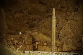 نمایش موشک قیام در تجمع مردمی خیابان احمدآباد مشهد (۱ اردیبهشت ۱۴۰۵)