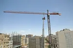 عملیات نجات آتش‌نشانان مشهدی در ارتفاع | گرفتاری کارگر در باکس فلزی جرثقیل + تصاویر