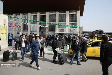 ورود مسافران نوروزی به مشهد از راه آهن
