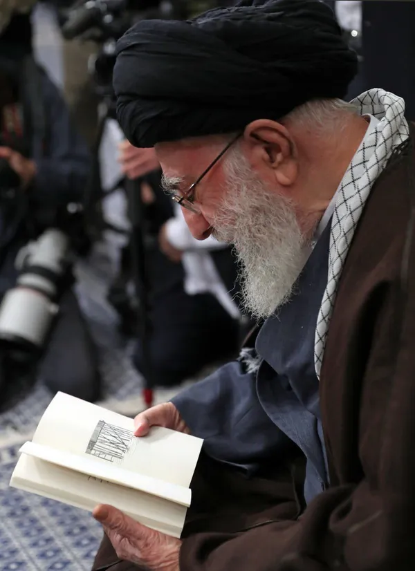 دیدار شاعران با رهبر انقلاب برگزار شد | آیت الله خامنه‌ای: شعر فارسی در جنگ رسانه ای، کم‌نظیر و قدرتمند است + فیلم و عکس