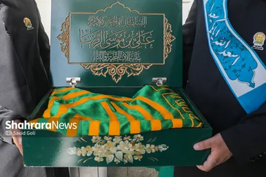استقبال خادمان حرم امام رضا(ع) از زائرین