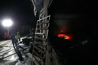 آتش سوزی گسترده در انبار لوازم خانگی در مشهد
