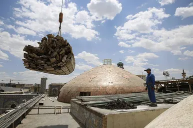 عکس‌هایی از عملیات تنظیف گنبد منور حرم مطهر امام‌رضا(ع)