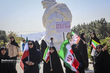 گزارش تصویری | تشکیل بزرگترین زنجیره انسانی جان فدا توسط مردم و دانشجویان مشهدی در دانشگاه فردوسی