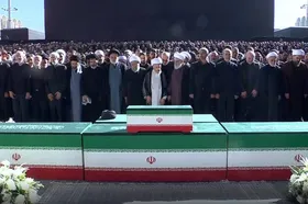 اقامه نماز بر پیکر رهبر شهید و خانواده ایشان با حضور میلیونی عاشقان | اللهم لانعلم منهم الا خیرا + فیلم