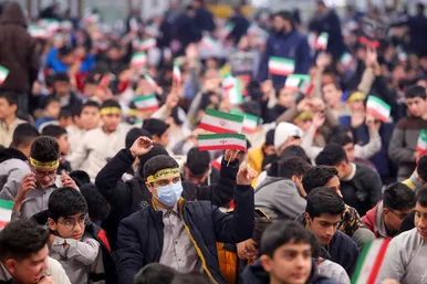 زيارت نوجوانان مشهدی به نيابت از شهداي نوجوان حادثه تروريستی شاهچراغ