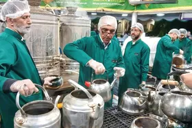 چایخانه حرم؛ صحنه ارادت هنرمندان | گزارشی از حضور جمعی از هنرمندان مطرح کشور در چایخانه حرم مطهر رضوی