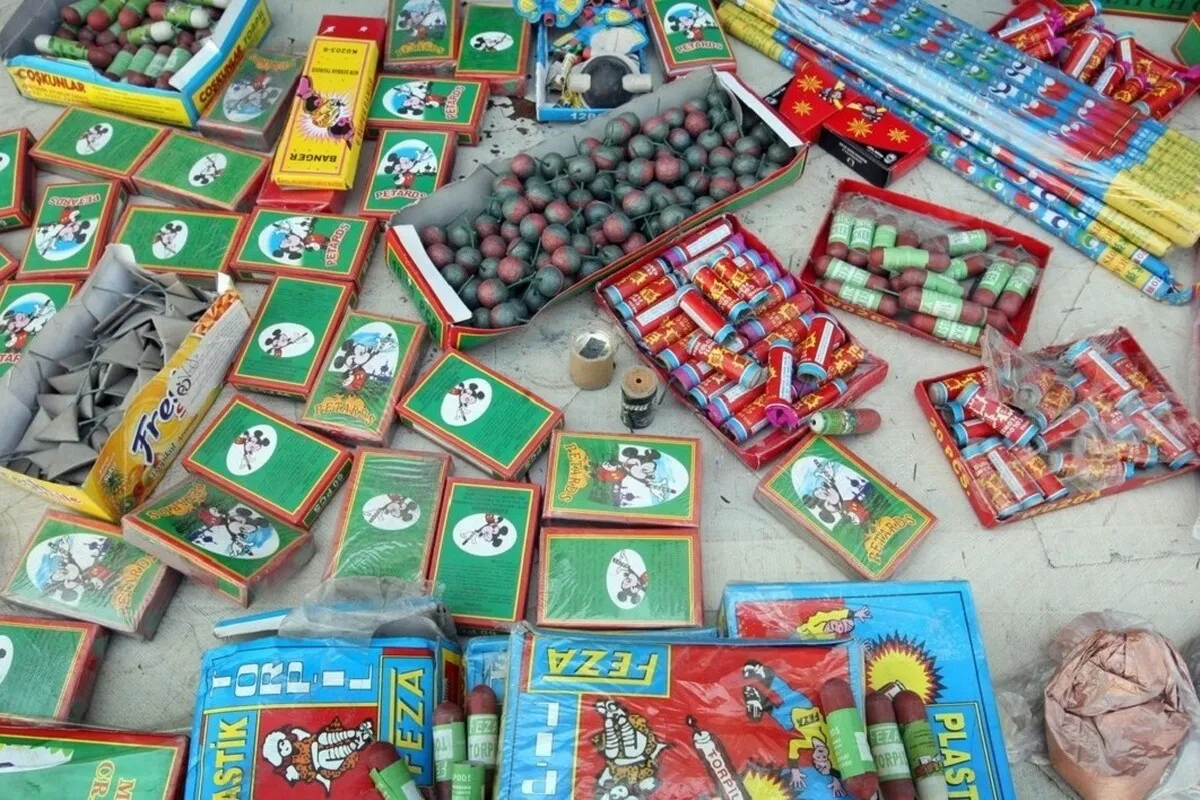 کشف حدود ۹۰ هزار عدد مواد محترقه در استان تهران