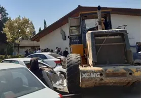 دستگیری مردجوانی که با لودرِ پدرش از روی خودرو&zwnj;ها و سرنشینان رد شد+عکس
