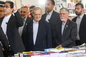 پزشکیان از نمایشگاه کتاب تهران بازدید کرد+ عکس