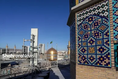 گزارش تصویری | تعویض پرچم و کتیبه‌های عزا در حرم امام رضا (ع)