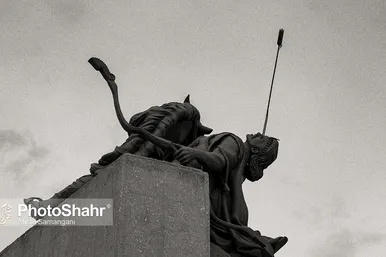 تندیس های افسانه ای شاهنامه در جلوخان آرامگاه فردوسی