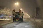 عکس/ تلاش نیروهای خدمات شهری شهرداری در روزهای برفی مشهد