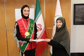 اعطای نشان سفیر محیط&zwnj;زیست به دختری که قهرمان جهان شد