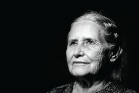 واقعیت را ببین، با آن &laquo;چشم دیگر&raquo; | درباره کتاب &laquo;زندان&zwnj;هایی که برای زندگی انتخاب می&zwnj;کنیم&raquo; نوشته دوریس لسینگ