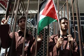 آزادی ۵۰ اسیر فلسطینی به&zwnj;دلیل پُرشدن زندان&zwnj;های رژیم صهیونیستی + فیلم