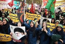 راهکار تازه سازمان بسیج دانش&zwnj;آموزی برای راهپیمایی ۱۳ آبان؛ آتش زدن پرچم در خانه + (فیلم)
