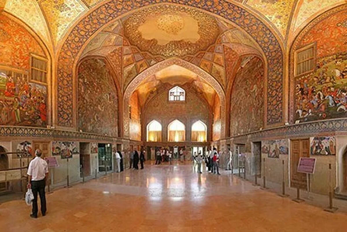 انتقال آینه‌های آسیب‌دیده چهل‌ستون به آزمایشگاه در پی حملات آمریکایی-صهیونی
