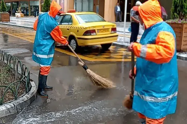 ۳۰۰ پاکبان در ۳ شیفت مسیر‌های منتهی به حرم مطهر را پاکسازی می‌کنند + عکس