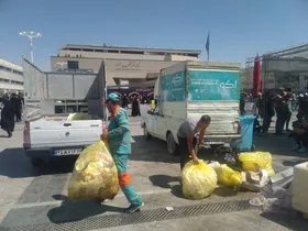 جمع&zwnj;آوری روزانه ۱۰۰ تن زباله از عرصه میدان شهدای مشهد در روزهای پایانی صفر ۱۴۰۳