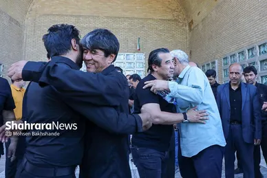 عکس‌هایی از تشییع پیکر پدر خداداد عزیزی در مشهد