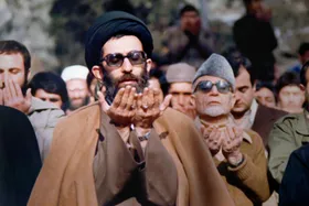 ۲۸ دی&zwnj;ماه؛ سالروز نخستین نمازجمعه تهران به امامت آیت&zwnj;الله خامنه&zwnj;ای + عکس