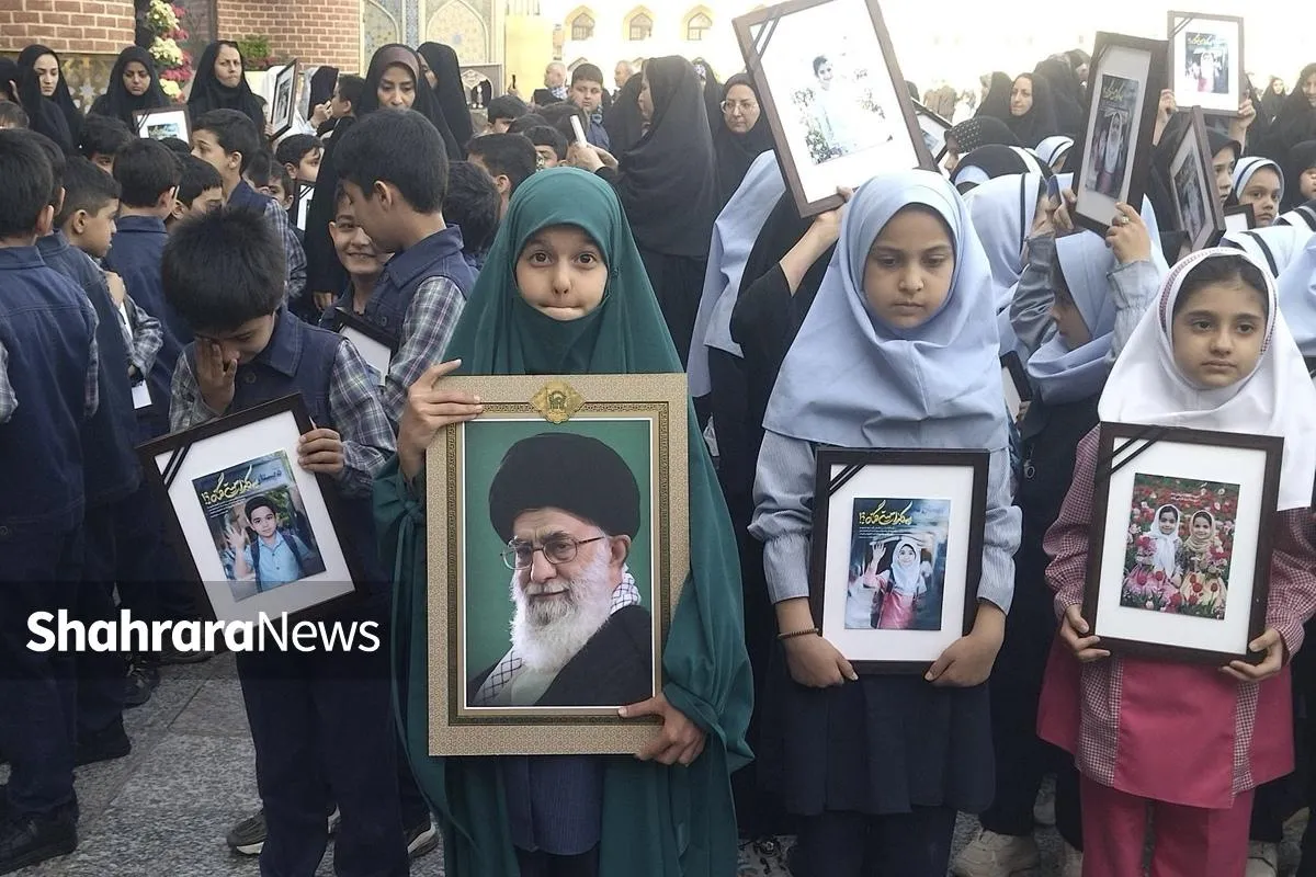 سلامی کودکانه به امام مهربانی‌ها | زیارت نیابتی کودکان مشهدی در حرم مطهر امام رضا(ع) به یاد ۱۶۸ شهید دانش‌آموز میناب